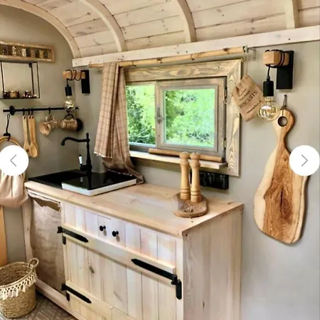 Campo de lujo Entspannung Im Zirkuswagen: Aussergewoehnliche Und Liebevoll Eingerichtete Glamping-unterkunft Im Gruenen Geigant