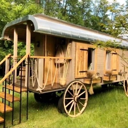 Campo de lujo Entspannung Im Zirkuswagen: Aussergewoehnliche Und Liebevoll Eingerichtete Glamping-unterkunft Im Gruenen