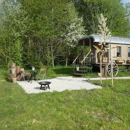 Entspannung Im Zirkuswagen: Aussergewoehnliche Und Liebevoll Eingerichtete Glamping-unterkunft Im Gruenen Campo de lujo Geigant
